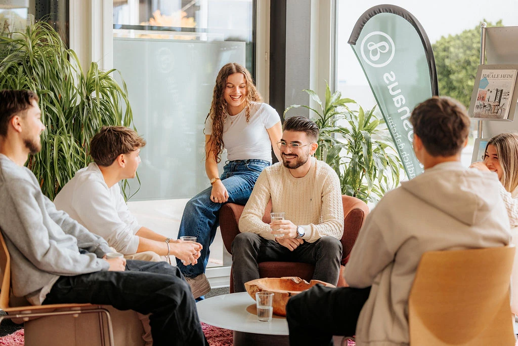 Lernende während der Kaffepause