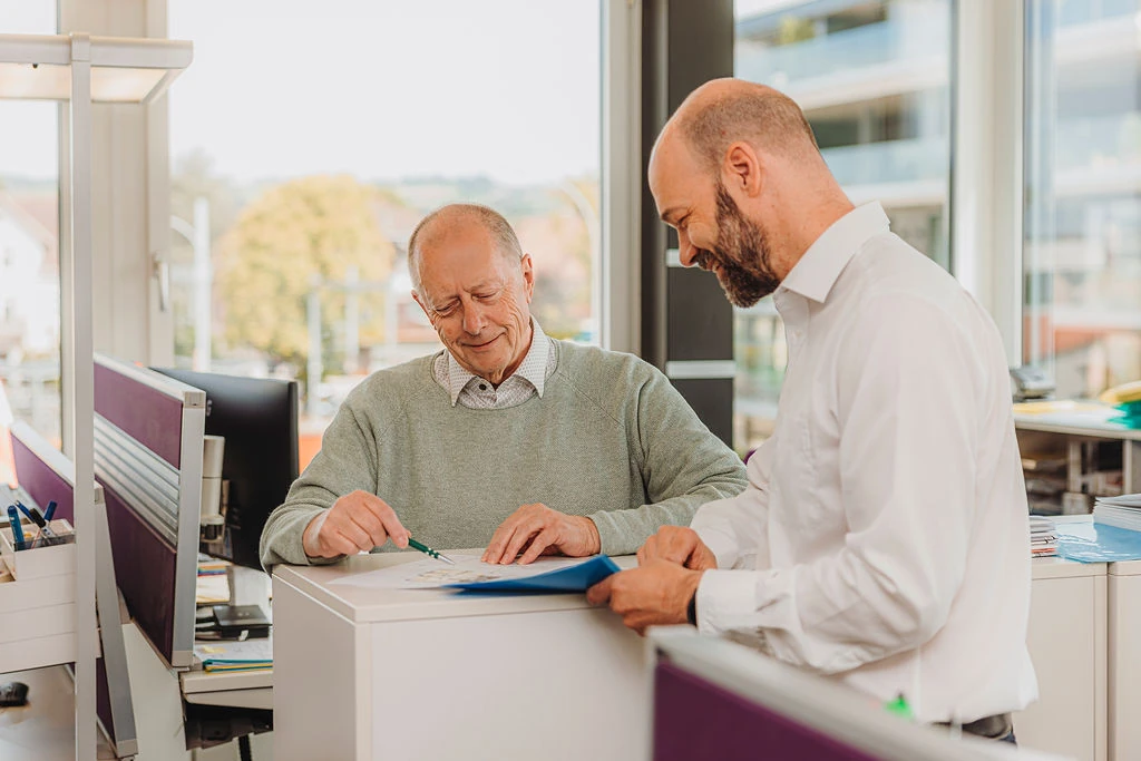 zwei Personen, die etwas intern besprechen