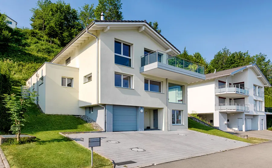 Referenz Emmetten Blick auf das Haus von der Strasse