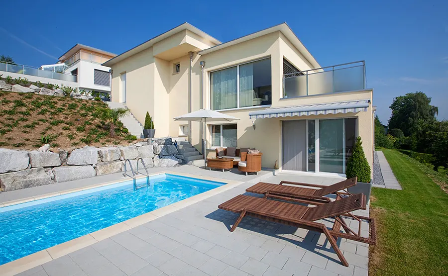 Referenz Muri Blick auf das Haus mit einem Pool