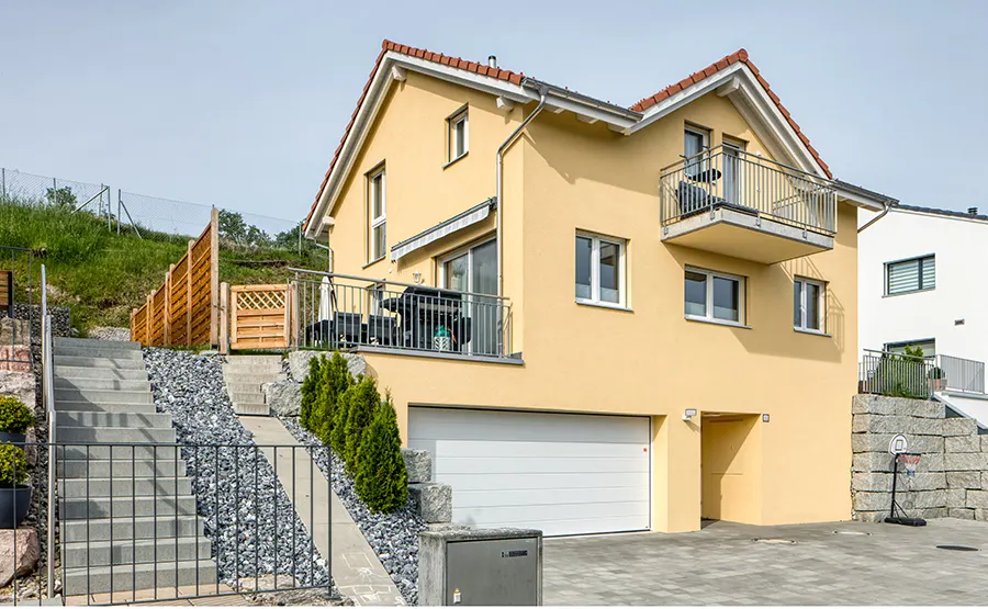 Referenz Tägerig Blick auf das haus mit einer Garage