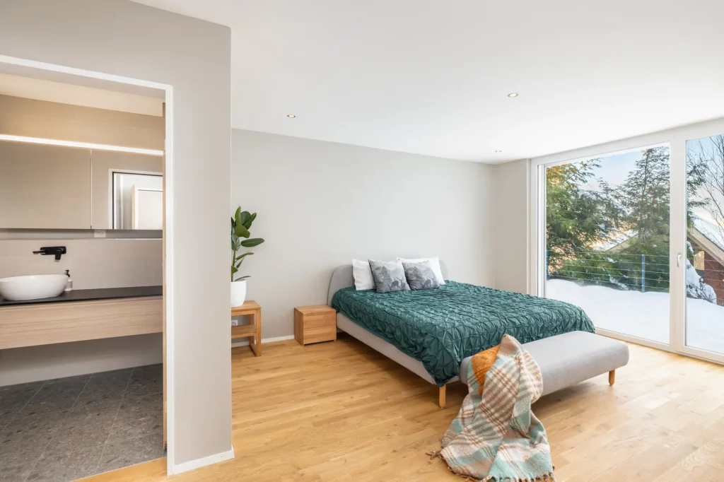 Master-Schlafzimmer mit Doppelbett und Badzugang.
