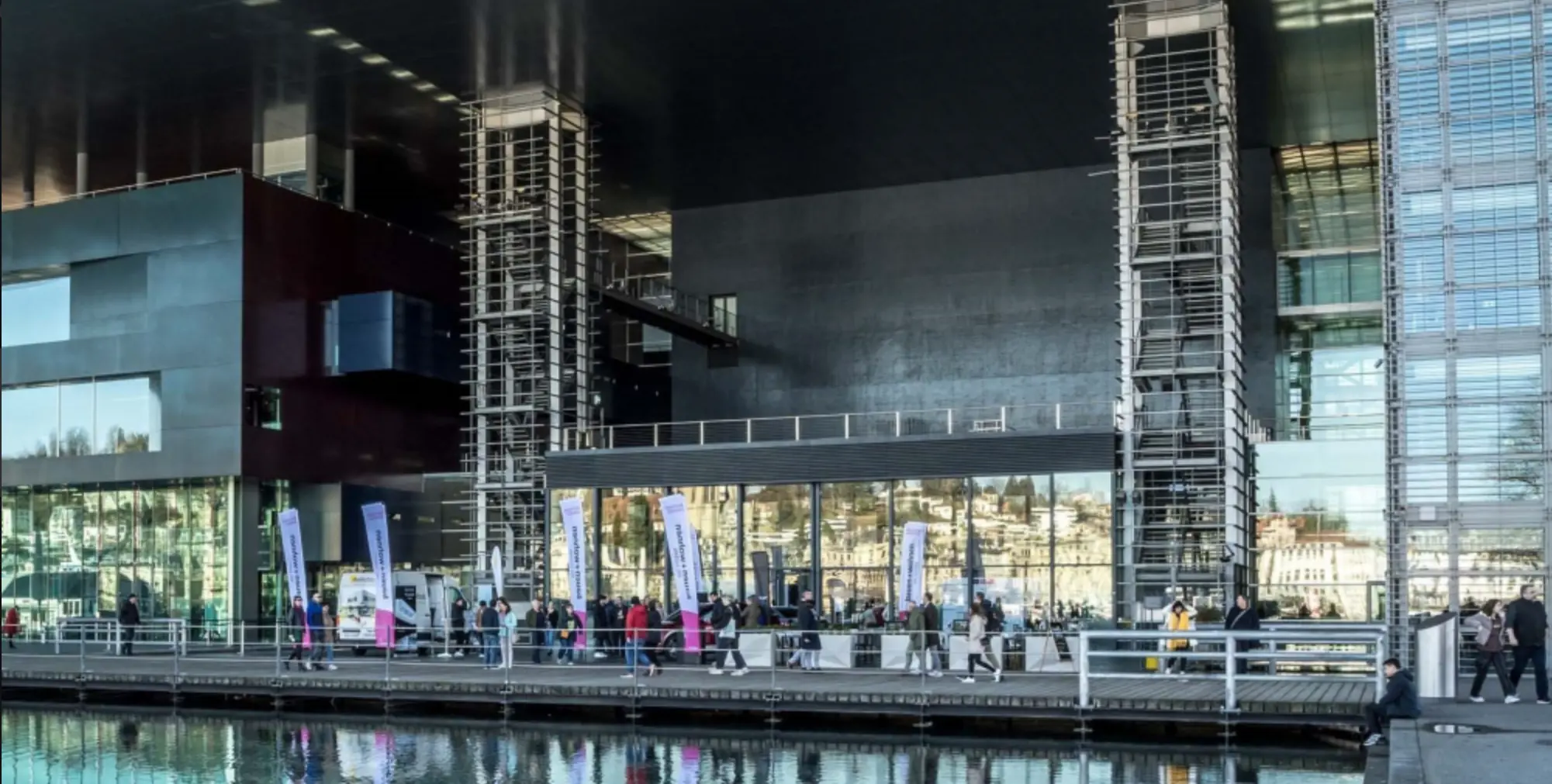 Frontansicht KKL Luzern mit Menschen, die sich für die Messe treffen.