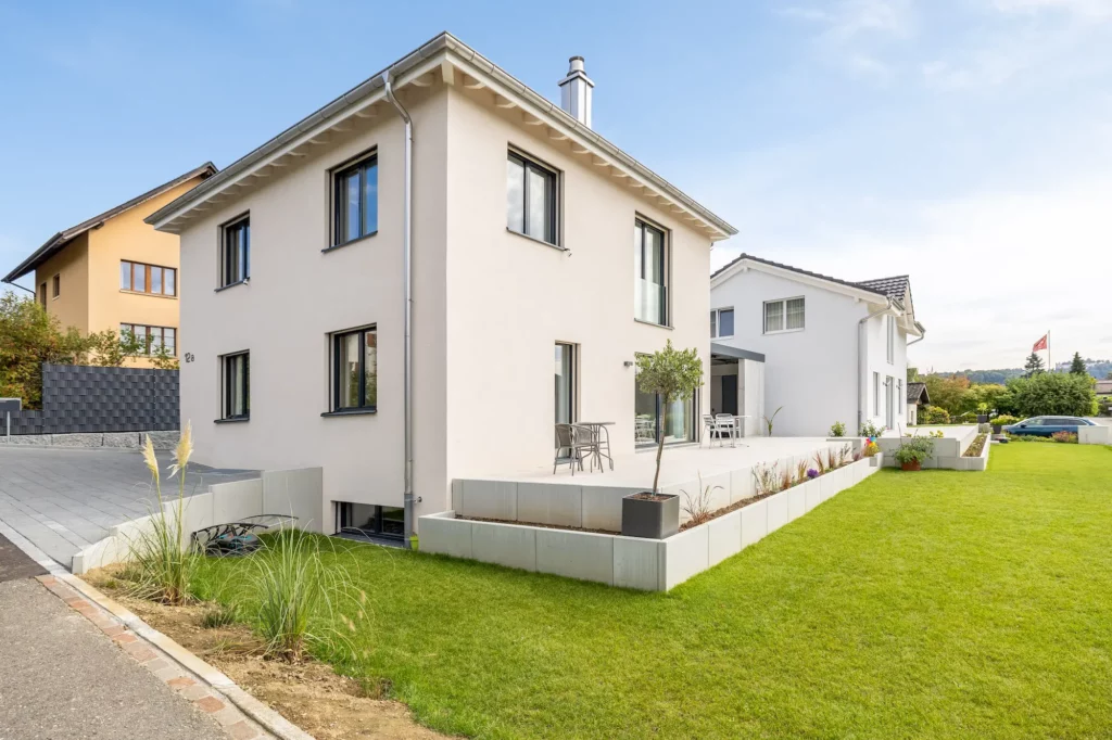 Zwei freistehende Einfamilienhäuser mit Terrasse und Garten in ruhiger Wohnlage.