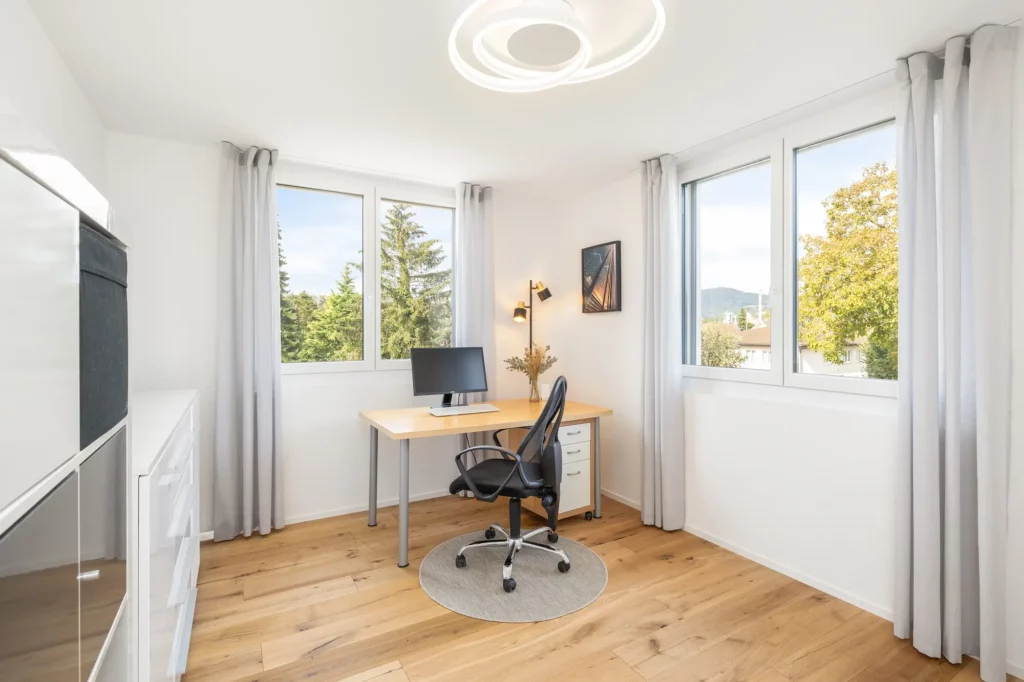 Ruhiges, helles Büro mit Tageslicht und Blick ins Grüne, ideal als Homeoffice im modernen Einfamilienhaus.